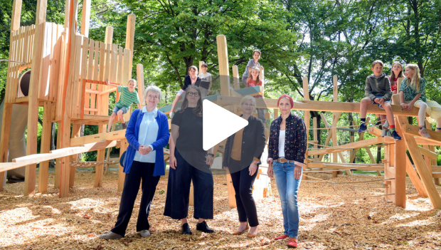 Bei der Spielplatzeröffnung im Juli 2024 freuten sich gemeinsam mit den Kindern der Grundschule Münchener Straße (v.l.) Zweite Bürgermeisterin Dr. Dorothea Deneke-Stoll, Veronika Pöllmann von der Regierung von Oberbayern, Stadtbaurätin Ulrike Wittmann-Brand sowie Christina Bergsteiner vom Gartenamt.
Im Vordergrund ist eine Schaltfläche „Play“ zu sehen. Wenn man auf das Bild klickt, öffnet sich eine Internetseite von tv.ingolstadt mit einem Kurzfilm anlässlich der Spielplatzeröffnung in Ingolstadt.
