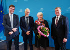 Gruppenfoto mit dem neuen Ministerialdirektor Thomas Gloßner, Amtschef Dr. Thomas Gruber, der scheidenden Ministerialdirektorin Ingrid Simet und Staatsminister Christian Bernreiter