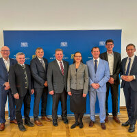 Gruppenbild mit mehreren Männern und einer Frau