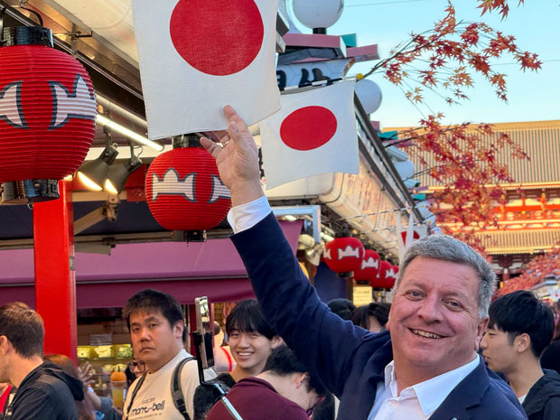 Staatsminister Christian Bernreiter mit Japan-Flagge