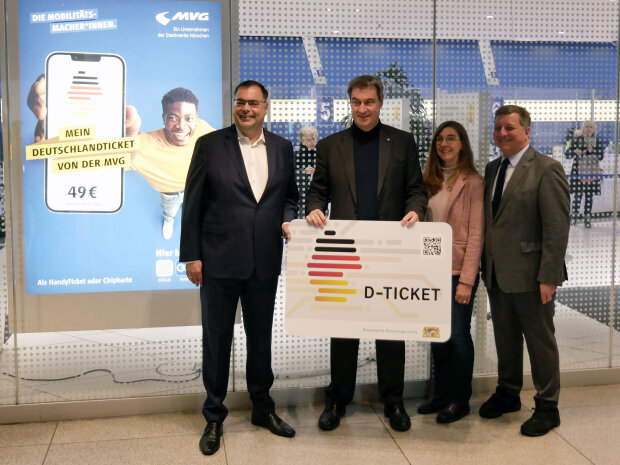 MVG-Chef Ingo Wortmann, Ministerpräsident Dr. Markus Söder, Christina Wenk aus Freising und Verkehrsminister Christian Bernreiter vor dem MVG-Kundencenter am Hauptbahnhof in München.